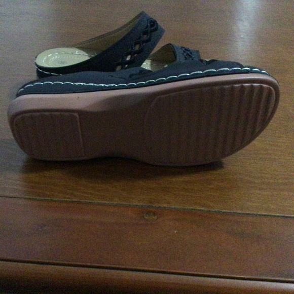NWOT Women’s Blue Sandals and Black Sandals - Picture 3 of 6